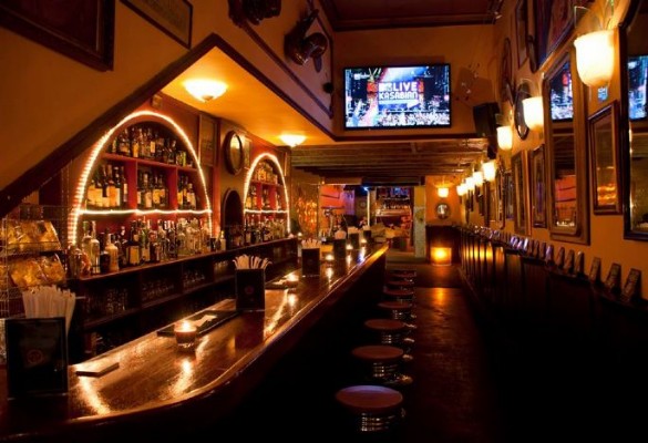 Alfa Bar en Bethenight.com Local de Copas en Carrer Gran de Grcia, Barri de Grcia de Barcelona