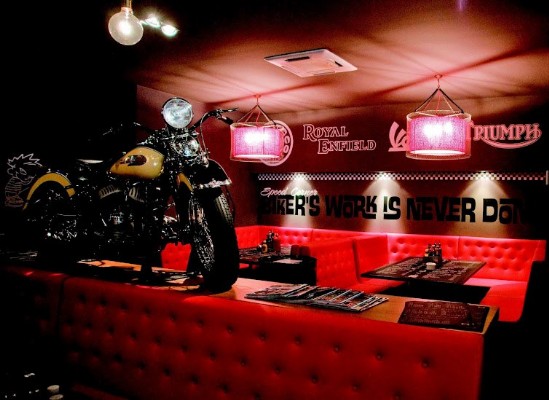 99% Moto Bar en Bethenight.com Local de Copas en Carrer de Joan Gell, en Les Corts, Barcelona