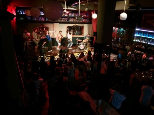 Cafe Belgrado en Bethenight.com Local de copas en Avinguda de Rius i Taulet, Sant Cugat del Valls, Provincia de Barcelona