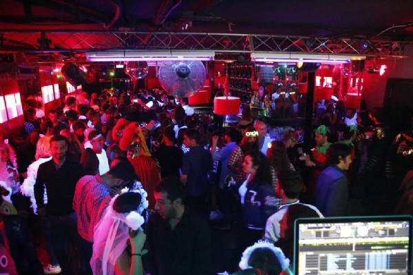 Les Paul en Bethenight.com Local de copas Local de eventos en Carrer Teuleries, Lleida