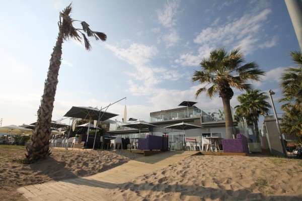 Tibu-Ron Beach Bar en Bethenight.com Local de Copas en Castelldefels, Barcelona