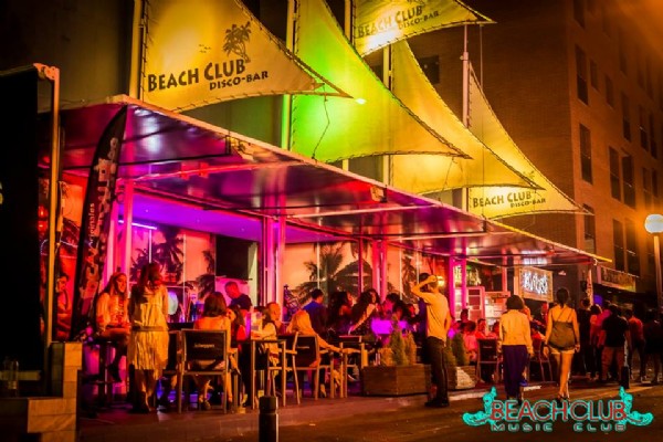 Beach Club en Bethenight.com Local de Copas en Carrer Josep de Togores, Lloret de Mar, en la Costa Brava, Provincia de Girona